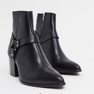 ASOS DESIGN Heeled Chelsea boots in black leather